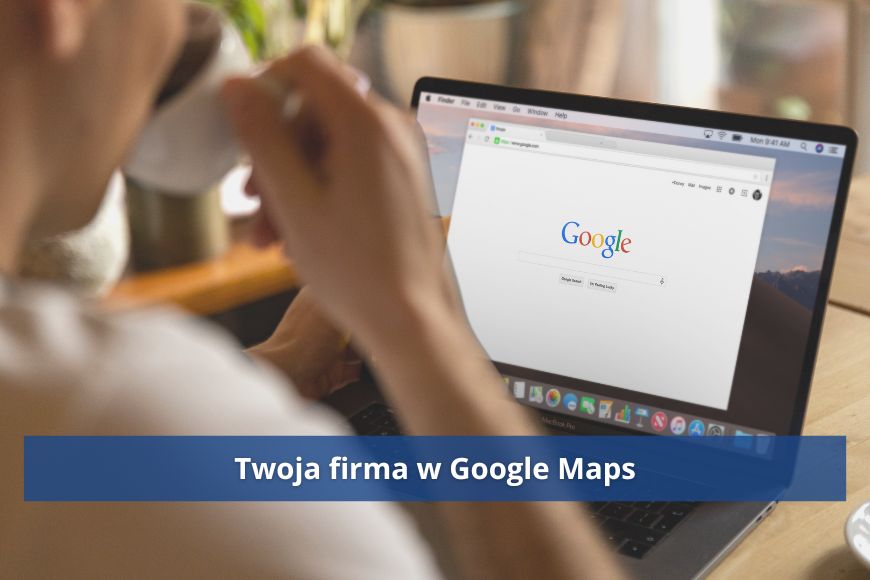 Osoba, którą widać tylko od boku, pije kawę z białej filiżanki i patrzy w ekran laptopa stojącego na stole. Na ekranie wyszukiwarka Google.