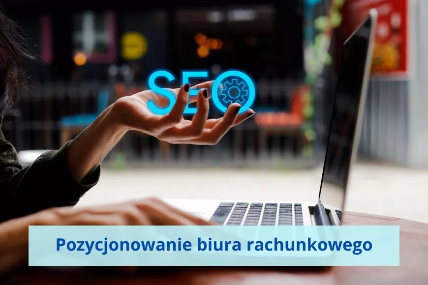 Dłoń kobiety trzyma litery SEO, druga dłoń pisze na klawiaturze laptopa