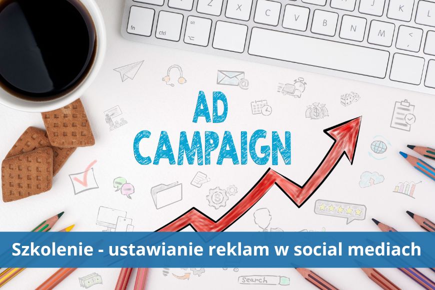 Napis AD CAMPAIGN, biała klawiatura, kawa, kredki